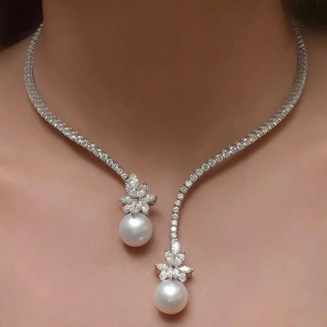Elegantní lesklý náhrdelník s perlami