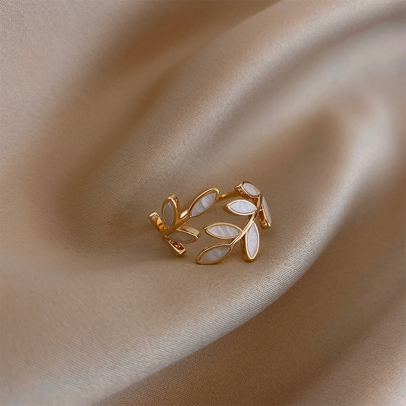 Nastavitelný prsten s bílým opálem ve tvaru lístku