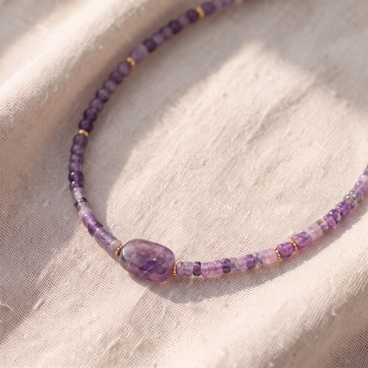 Ručně vyráběný choker z ametystových korálků